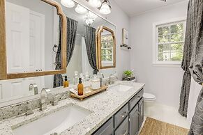 ~ 30 Mi to Atlanta - The Wellness Manor w/ Deck!