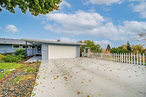 Hot Tub & Sweeping Views: Apt in Clarkston!
