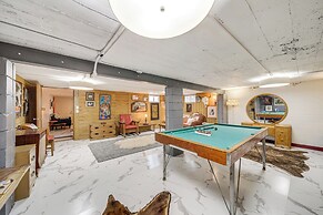 Hot Tub & Sweeping Views: Apt in Clarkston!