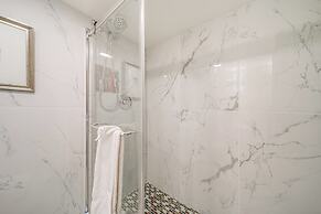 Hot Tub & Sweeping Views: Apt in Clarkston!