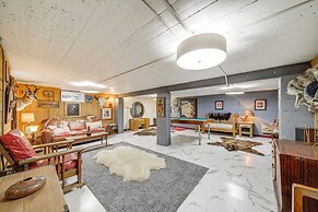 Hot Tub & Sweeping Views: Apt in Clarkston!