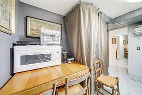 Hot Tub & Sweeping Views: Apt in Clarkston!