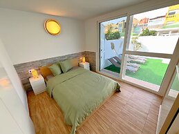 Sea View Bungalow with Communal Pool