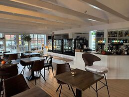 Hotel Fanobad Near Beach