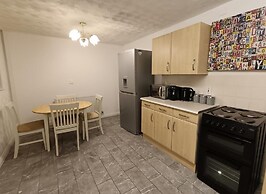 House - Sleeps 5 & Close to Peak District
