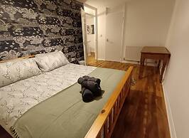 House - Sleeps 5 & Close to Peak District