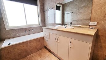 St Albans House - Spacious and Modern Home