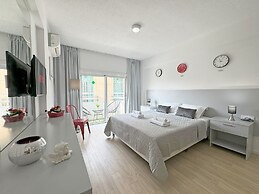 Palmbeach Larnaka Finikoudes - 1min to Beach