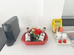 Palmbeach Larnaka Finikoudes - 1min to Beach