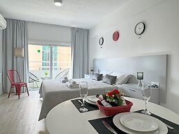 Palmbeach Larnaka Finikoudes - 1min to Beach