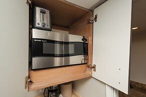 Palms at Waikiki by Tropical Escapes