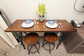 Palms at Waikiki by Tropical Escapes