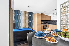 Bullring Lux Suite- Netflix-free Parking-sleeps 6