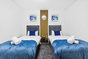 Bullring Lux Suite- Netflix-free Parking-sleeps 6