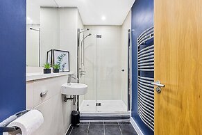 Bullring Lux Suite- Netflix-free Parking-sleeps 6