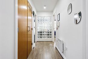 Bullring Lux Suite- Netflix-free Parking-sleeps 6