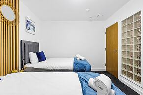 Bullring Lux Suite- Netflix-free Parking-sleeps 6