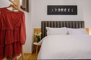 Yellow house with private parking