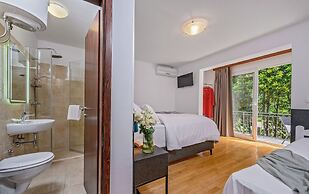 Yellow house with private parking