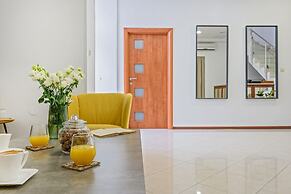 Yellow house with private parking