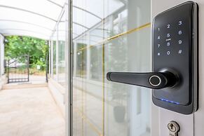 Yellow house with private parking