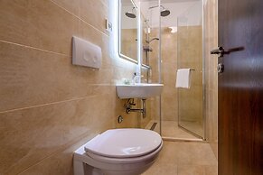 Yellow house with private parking