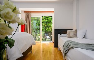 Yellow house with private parking