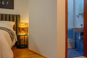 Yellow house with private parking