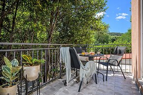 Yellow house with private parking