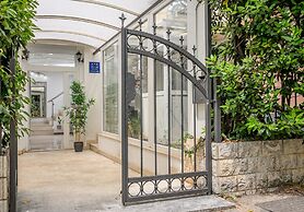 Yellow house with private parking