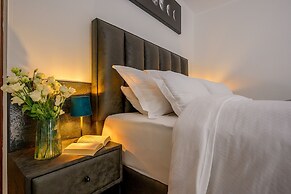 Yellow house with private parking