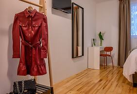 Yellow house with private parking