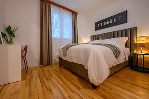 Yellow house with private parking