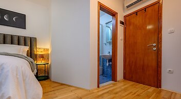 Yellow house with private parking