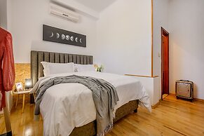 Yellow house with private parking