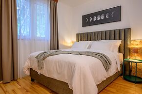 Yellow house with private parking