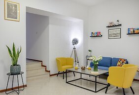 Yellow house with private parking