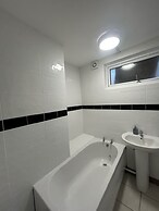 Modern Cosy Spacious 4 Bedroom House