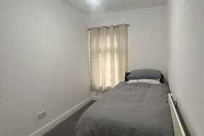 Modern Cosy Spacious 4 Bedroom House