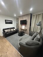 Modern Cosy Spacious 4 Bedroom House