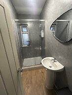 Modern Cosy Spacious 4 Bedroom House