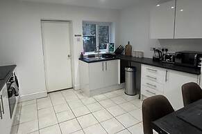 Modern Cosy Spacious 4 Bedroom House