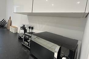 Modern Cosy Spacious 4 Bedroom House