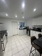 Modern Cosy Spacious 4 Bedroom House