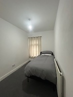 Modern Cosy Spacious 4 Bedroom House