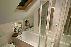 4 Bed-central Location-sleeps 8-marina Sea View-pets-parking