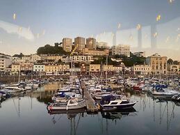 4 Bed-central Location-sleeps 8-marina Sea View-pets-parking