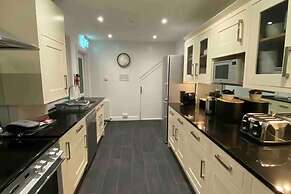 4 Bed-central Location-sleeps 8-marina Sea View-pets-parking