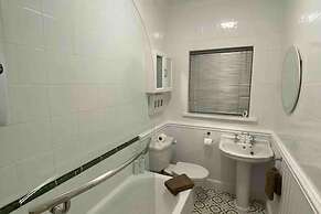 4 Bed-central Location-sleeps 8-marina Sea View-pets-parking