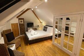 4 Bed-central Location-sleeps 8-marina Sea View-pets-parking